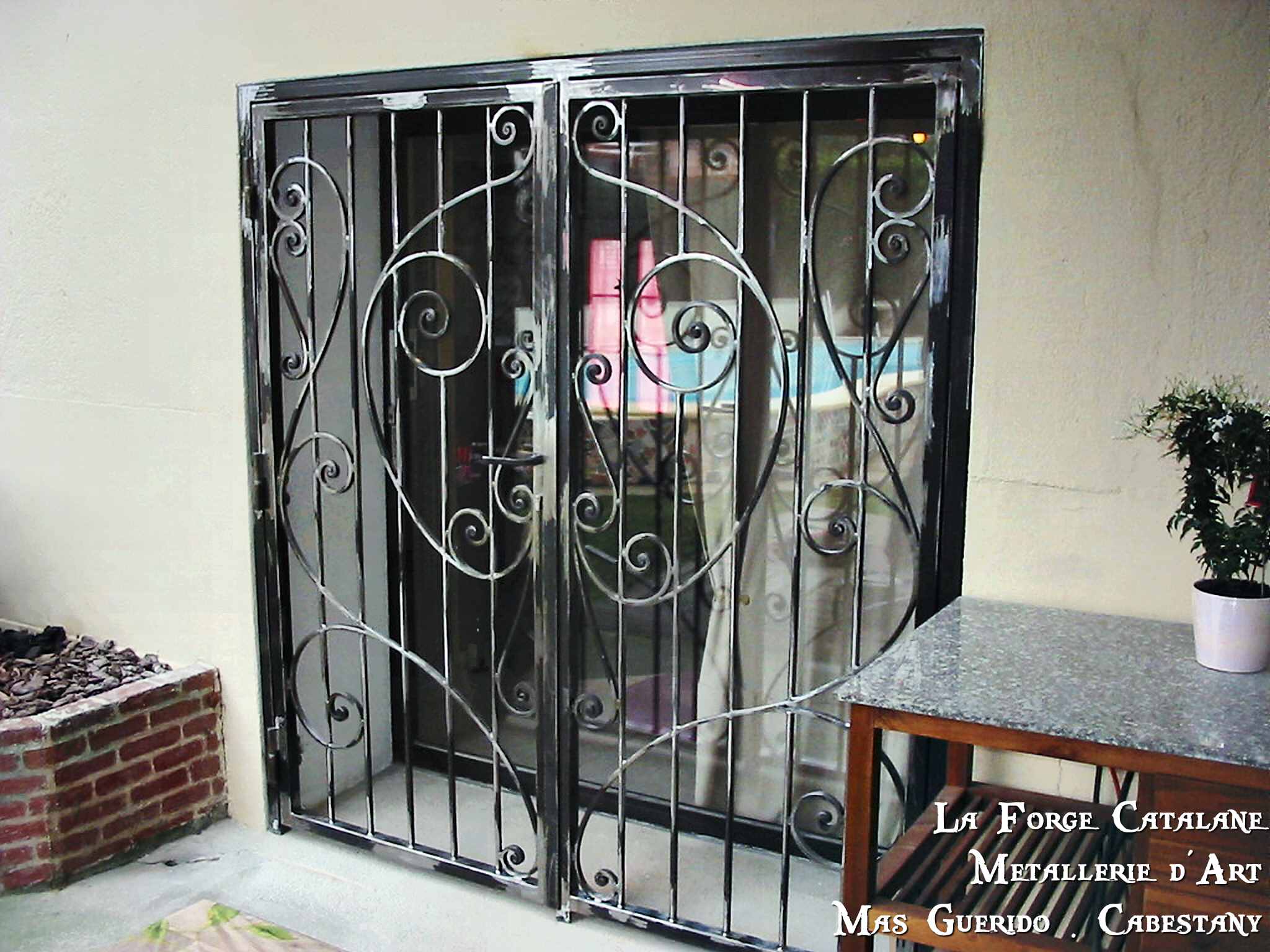 grille articulée 2 vantaux volute symetrie fer Forge Catalane Cabestany.jpg